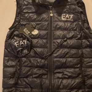 Väst - Säljer nu min EA7 väst pågrund av att den inte används den e storlek XL men passar s och M
