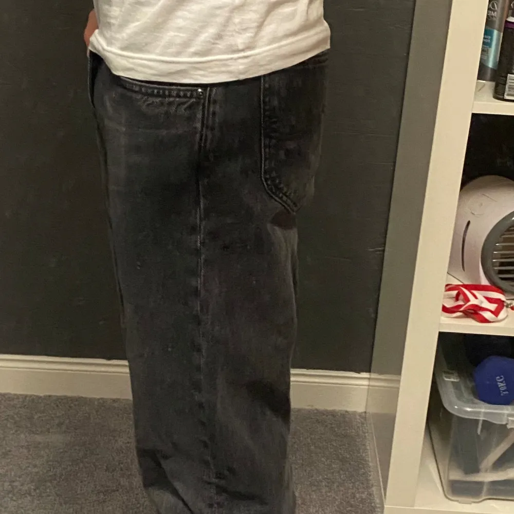 Oscar Lee jeans. Storlek W28 L32. Sitter som W29 L32. Inga defekter han på bilden är 179 o 65kg. Jeans & Byxor.