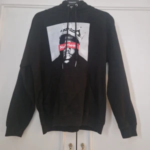 Notorious hoodie - Hoodie med Biggie Smalls från Asos. Använd 2-3 gånger, bra skick. Storlek M.