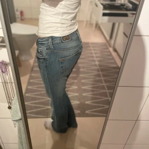 bootcut low waist Lee jeans🙏🏼 💕 - Köpta på plick men de var lite för stora i midjan så säljer dem igen köpta för 400 säljer för 350💕 midjemått 38 rakt över innerbens längd 78-79💕