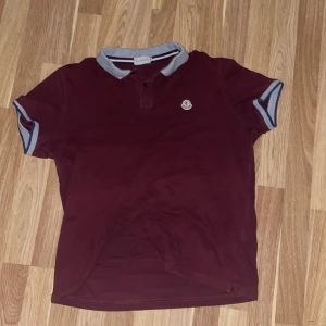 Moncler piké  - Äkta Moncler piké i storlek L men passar även M.