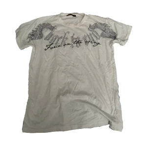 grafisk t-shirt  - vanlig t-shirt med diamanter och tryck, det står storlek XL men skulle säga att den sitter mer som M, lite fläckig vid nacken/halsen men inte jätte synligt. köpare står för frakt🫶🏻