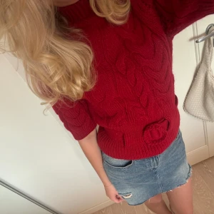 Stickad tshirt - Superfin stickad tshirt med bälte från Zara😍 helt oanvänd med prislappen kvar, storlek M men sitter bra på mig som normalt har xs/ s då man kan reglera hur hårt man spänner bältet❤️