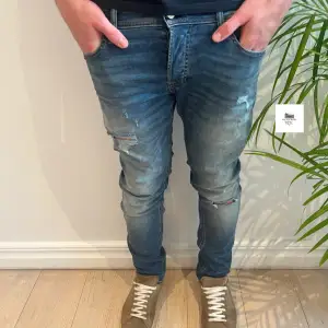 Jack & Jones jeans slitna | Skick - 9/10 | Size - 31/30 | Pris - 449kr | Modellen är ca 182cm lång | Fraktar via postnord eller instabox på köparens bekostnad | Hör av dig vid minsta fråga eller fundering // 