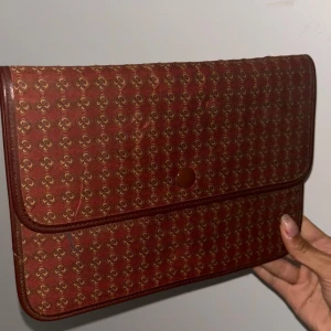 Vintage, ROCHAS PARIS enveloppe clutch - Vintage,  ROCHAS PARIS enveloppe clutch. Använt skick, har vissa deffekter som syns på bilderna. Otroligt fint mönster❤️‍🔥högst bud vinner!