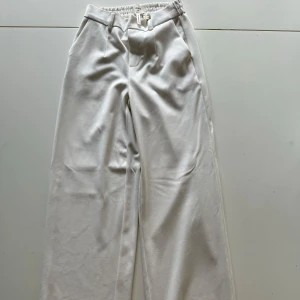 Vita byxor från Object - Säljer ett par snygga vita byxor från Object i storlek 34. De har en elastisk midja för extra komfort och en stilren design. 