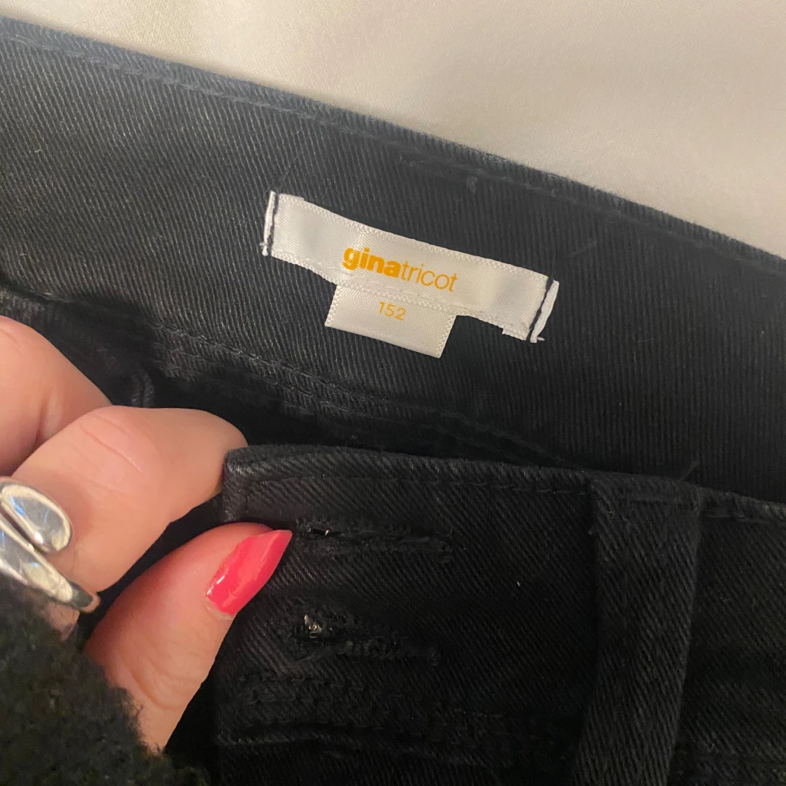 Lågmidjade Svarta bootcut jeans från Gina Young  - 90