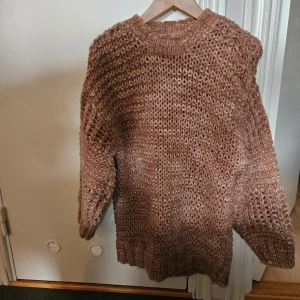 Brun stickad tröja -  Nyskick Säljer en supermysig rostfärgad stickad tröja som är perfekt för kyliga dagar. Den har en grovstickad design och  trekvartsärmar, ! Använd 2 ggr. Tyvärr tagit birt lappen men det är strl s och den passar en som har M också. 30° i maskin