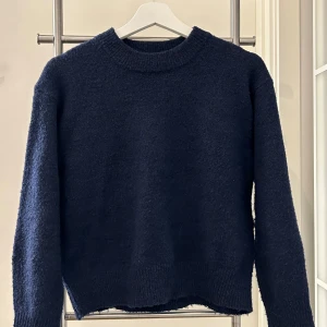 Stickad marinblå tröja  - Storlek 146-152 men funkar även på mig som har 158-164. Tröjan har använts ungefär tre gånger och har blivit lite nopprig men inget som syns så mycket, annars är den som ny. Tröjan är från Gina young. Priset kan diskuteras❤️