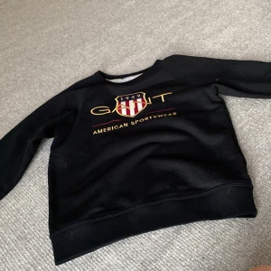 Gant hoodie  - Svart gant tröja storlek 158/164. JÄTTE bra skick inga skador och säljer för 200. Jag köpte den för c.700 