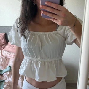 Vit topp - Vit topp med puffiga ärmar. Inte använd så ofta så den är i väldigt bra skick☺️