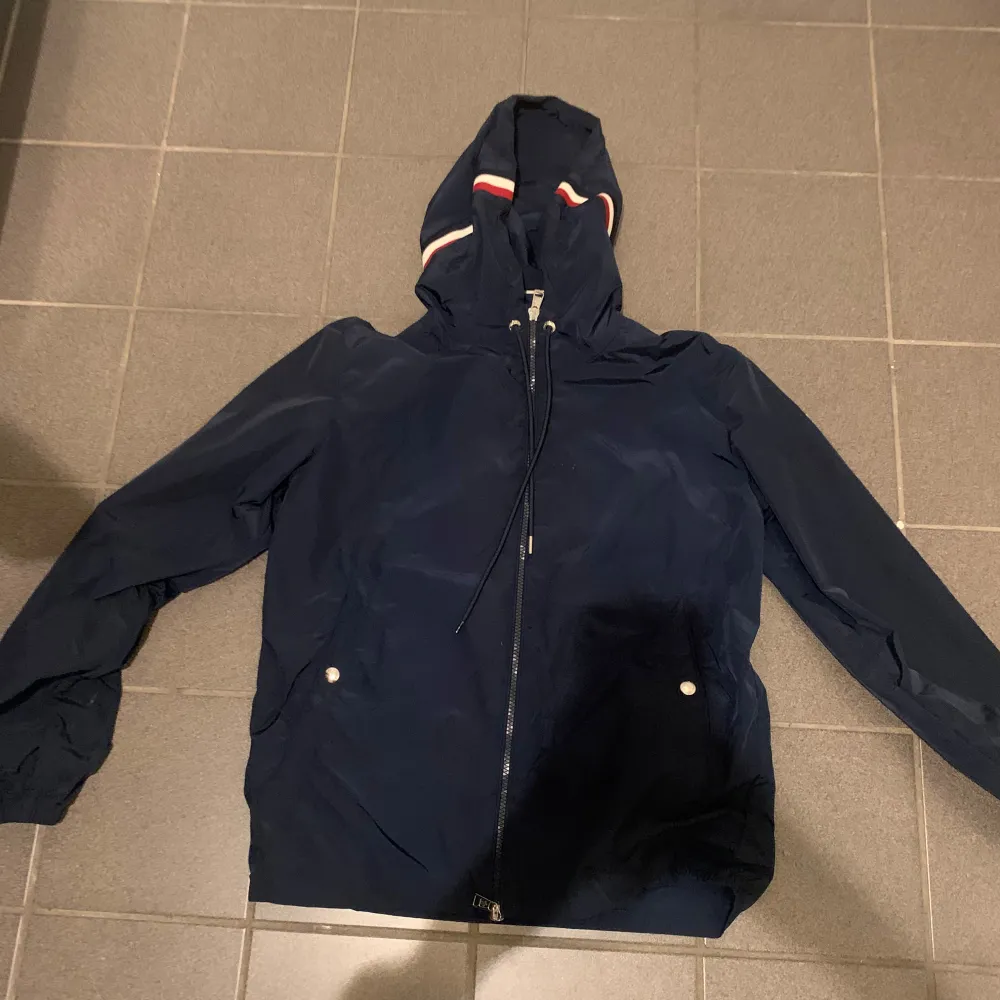 Denna Moncler Wind breaker är perfekt att ha på sommaren men också våren och hösten. Denna är väldigt populär och väldigt snygg. Den är använd 1 gång så är inprincip ny och har inga fläckar eller trasig på något sätt.. Jackor.