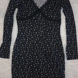 Klänning  - Klänning ifrån hm, strl M stretch så passar S-L. Endast provad 