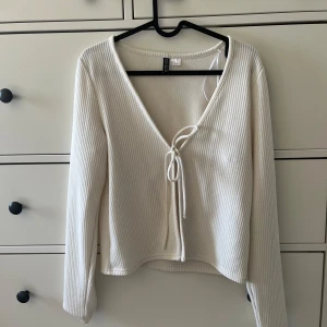 Vit långärmad kofta - Långärmad kofta från H&M i fint skick. Storlek M.  Säljer för - 50kr