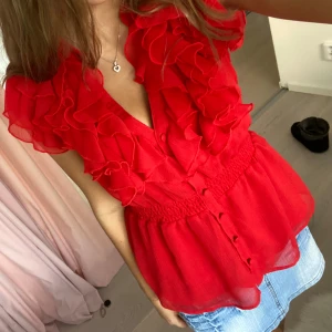 Röd blus  - Super fin blus med volanger!!❤️