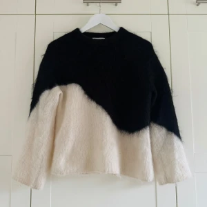 & Other Stories stickad tröja - Så himla fin stickad tröja från & Other Stories som tyvärr är för liten för mig… Väldigt mjuk och skön, inte alls sticksig. Nypris var 1300kr.