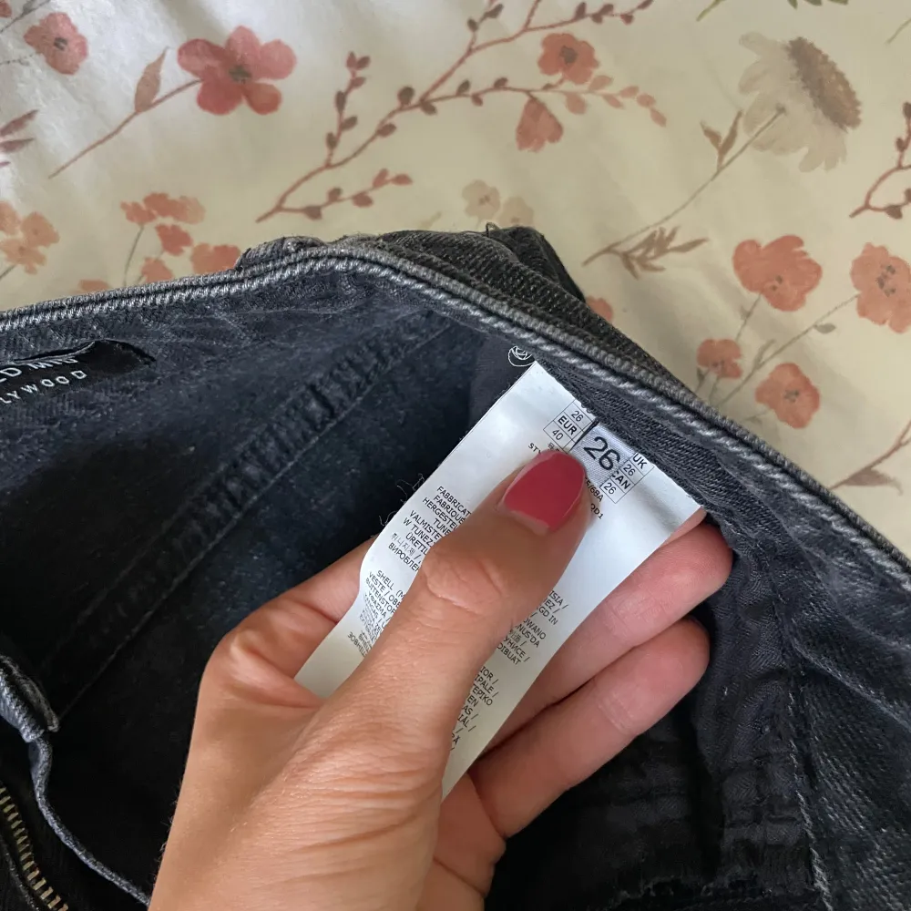 Svarta jeans från guess som har en medel-hög midja och straight leg typ. Märkta med storlek W26 men dessa är snarare W28. Har inte använts särskilt mycket så de är i bra skick.. Jeans & Byxor.