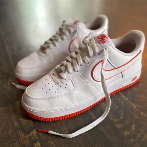 Air force 1 - Hej, Säljer mina air force som inte kommer till användning och har andvänt de cirka 2 gånger. Ny pris 1400 och nästill nya. Skriv vid minsta fundering och priset är inte hugget i sten!