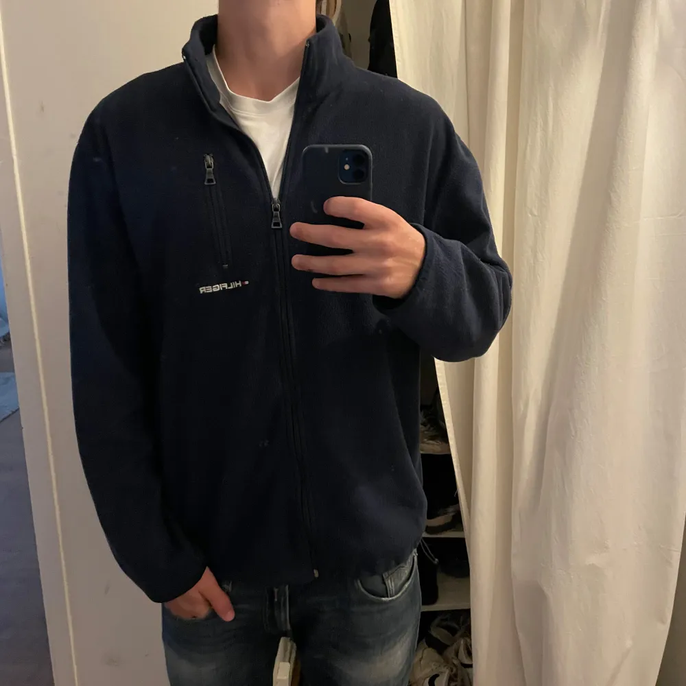 Säljer denna trendiga Tommy Hilfiger fleecen, perfekt för Höst🍂 och Vinter🥶 ! Den är i jätte bra skick 9/10! Nypris är runt 1300kr, men säljer för 329kr!. Takit.
