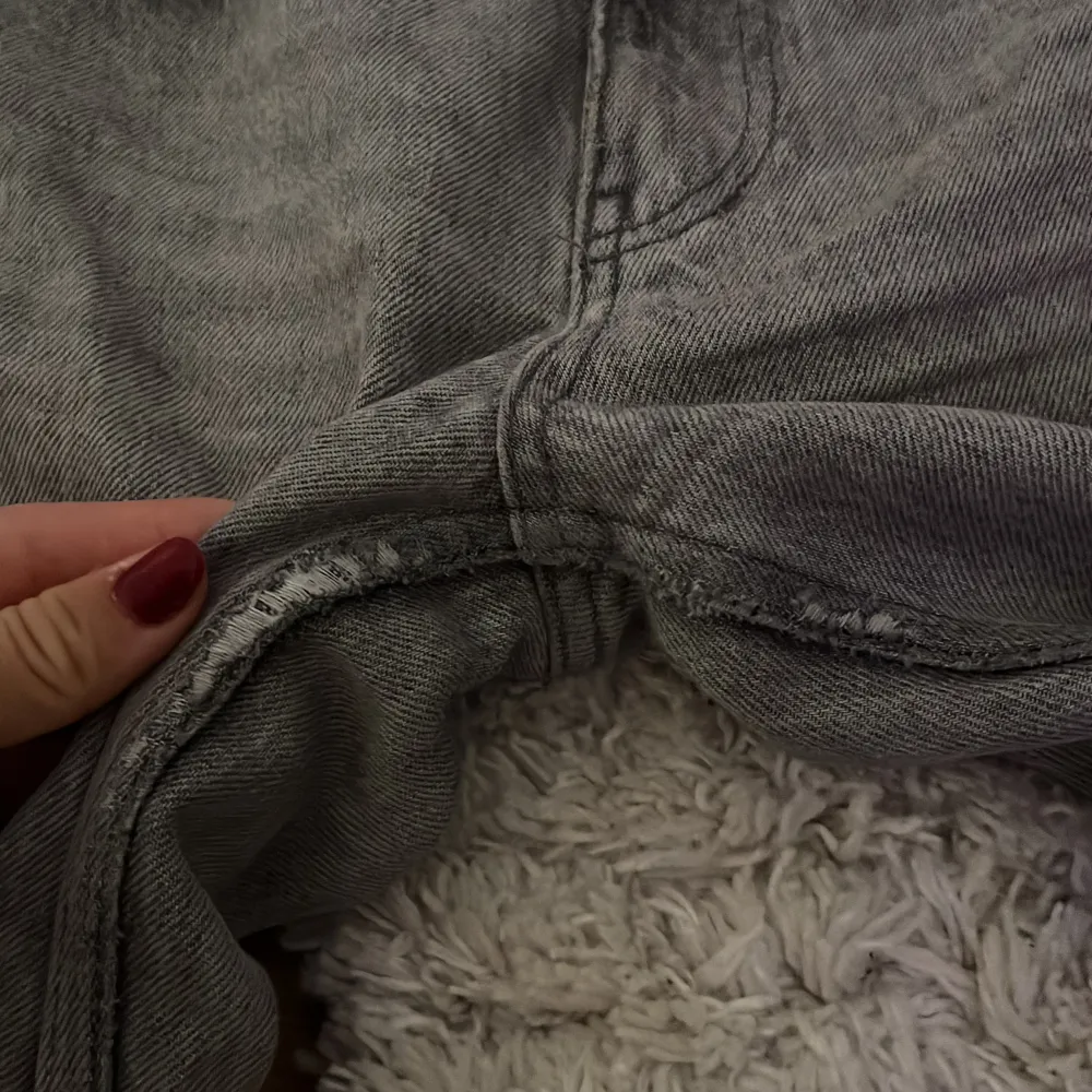 Superfina jeans från Gina tricot, bra sick dock lite slitningar vid insida lår (bild 5) Innerbenslängd: 80 cm Midja, rakt över : 37cm Hör av er vid frågor💕. Jeans & Byxor.