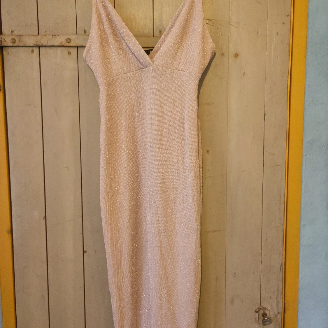 Glittrig beige klänning från Bik Bok