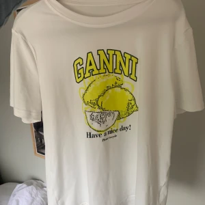 T shirt strl s - T shirt med ganni tryck, köpt på Plick så kan ej garantera äkthet