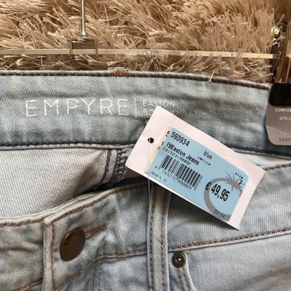 Easton-jeansen  Nya med etikett och prislappar   99% cotton, 1% spandex Mått finns i bilderna. Innerben 71 cm. Jeans & Byxor.