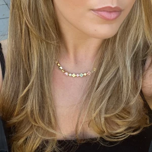 Caroline Svedbom halsband - Säljer mitt sååå fina ”Calanthe Summer Combo” halsband från Caroline Svedbom som endast är använt en gång🩷💚💛 I nyskick och köpt för 1695 kr