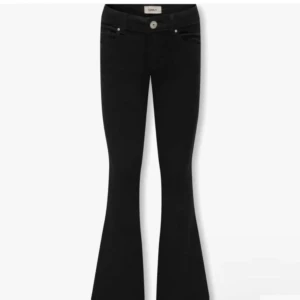 Only jeans  - Snygga svarta bootcut byxor i bra skick. Perfekta för både vardag och fest. De har en tight passform upptill och vidgar sig vid anklarna för en stilren look. Byxorna är gjorda i ett bekvämt material.😇