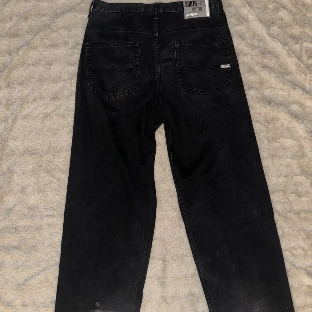 Säljer ett par svarta jeans från Southpole i storlek 36. De har en klassisk femficksdesign och är i bra skick. Perfekta för en casual look och passar till det mesta. Tillverkade i Pakistan.. Jeans & Byxor.