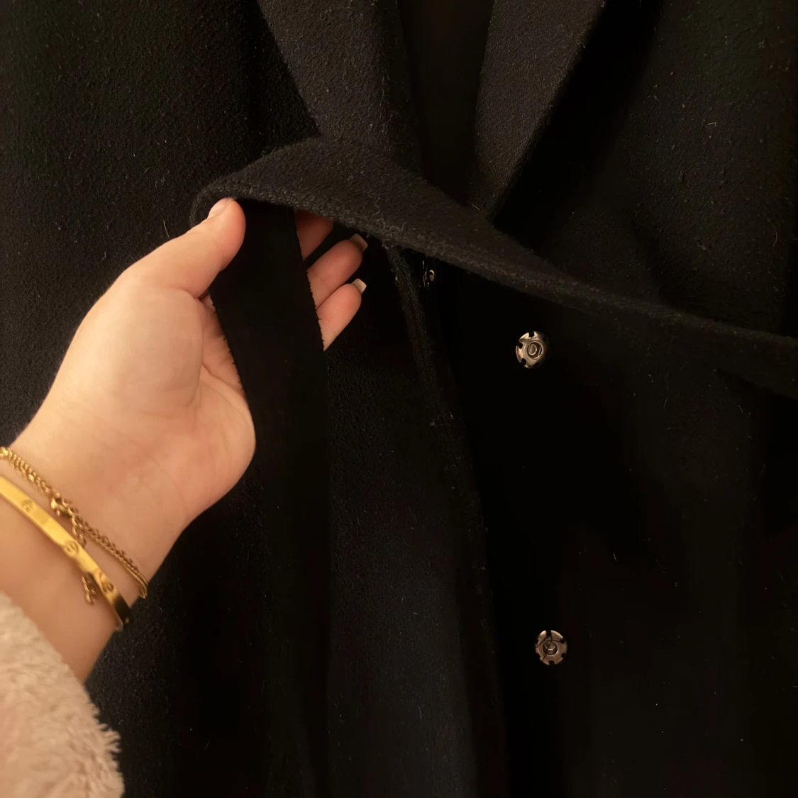 Svart kappa med knappar - 91