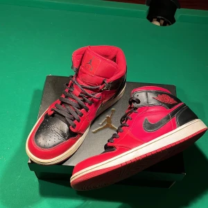 Nike Air Jordans i rött och svart - Säljer ett par klassiska Nike Air Jordans i rött och svart, dem är inköpta på Nike.com. Skorna har en snygg design. De är i bra skick med lite slitage på sulan. Perfekta för vardags bruk.                                   Mvh Christian 