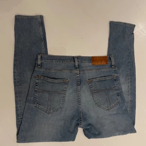 Tiger of Sweden jeans  - Hej! Säljer nu dessa tiger of Sweden jeans! Modellen heter pistolero och motsvarar ungefär slimfit. Jeansen är i väldigt bra skick! Det är storlek 30/32 men dom är uppsydda 1-2 cm, men passar fortfarande bra! Modellen är 177cm lång och dom sitter väldigt bra! Pris kan diskuteras hör av er vid frågor! 
