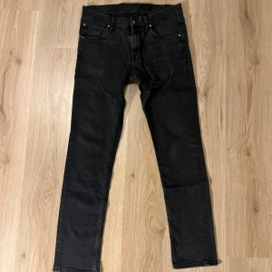 Tiger of Sweden jeans - Säljer dessa jeans från märket Tiger of Sweden. Passar runt 175-185cm. Byxorna är använda men fortfarande i superbra skick. Har du fler frågor eller vill se fler bilder tveka inte på att höra av dig!