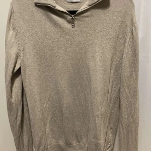 Beige halv zip ifrån Jack and Jones  - Säljer en stilren beige halv zip. Perfekt för både vardag och lite finare tillfällen. Passar bra till höst och vår. Priset är inte huvvet i sten💯