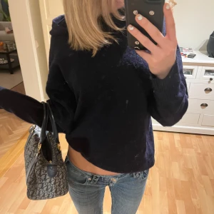 Mörkblå stickad hoodie - Säljer en mysig mörkblå stickad hoodie. Storlek s.  99% ull. Ser svart ut på bilden men e blå. Inte nopprig