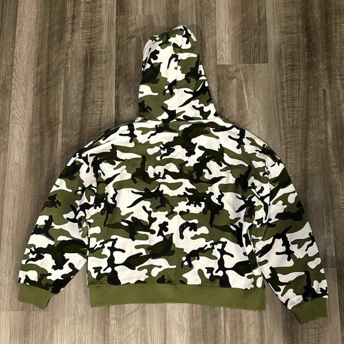 Karl Kani Camouflage hoodie med gul broderad text - 92