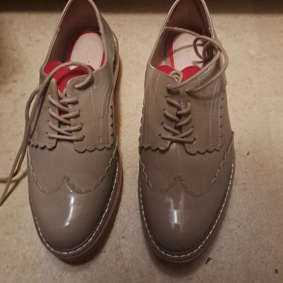 Beige brogues med röd detalj från zara - 92