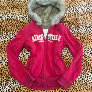 2000s mcbling aeropostale fur zip up - (SKICKA PRISFÖRSLAG) jättefin fur zip up från märket aeropostale. fodrad inuti också. står strl L men skulle mer säga S/M då den är mindre i storleken. inga märkbara defekter, sparsamt använt second hand plagg. inga bilder på men kan lösa mått. skriv vid frågor!