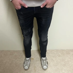 Dondup jeans  - Hej! Säljer nu dessa riktigt snygga dondup jeansen i storlek 30. Skicket är 9/10 och dem är destroyd från fabrik vilket är riktigt snyggt, nypris runt 3500kr. Vid minsta lilla fundering så är det bara att höra av sig!
