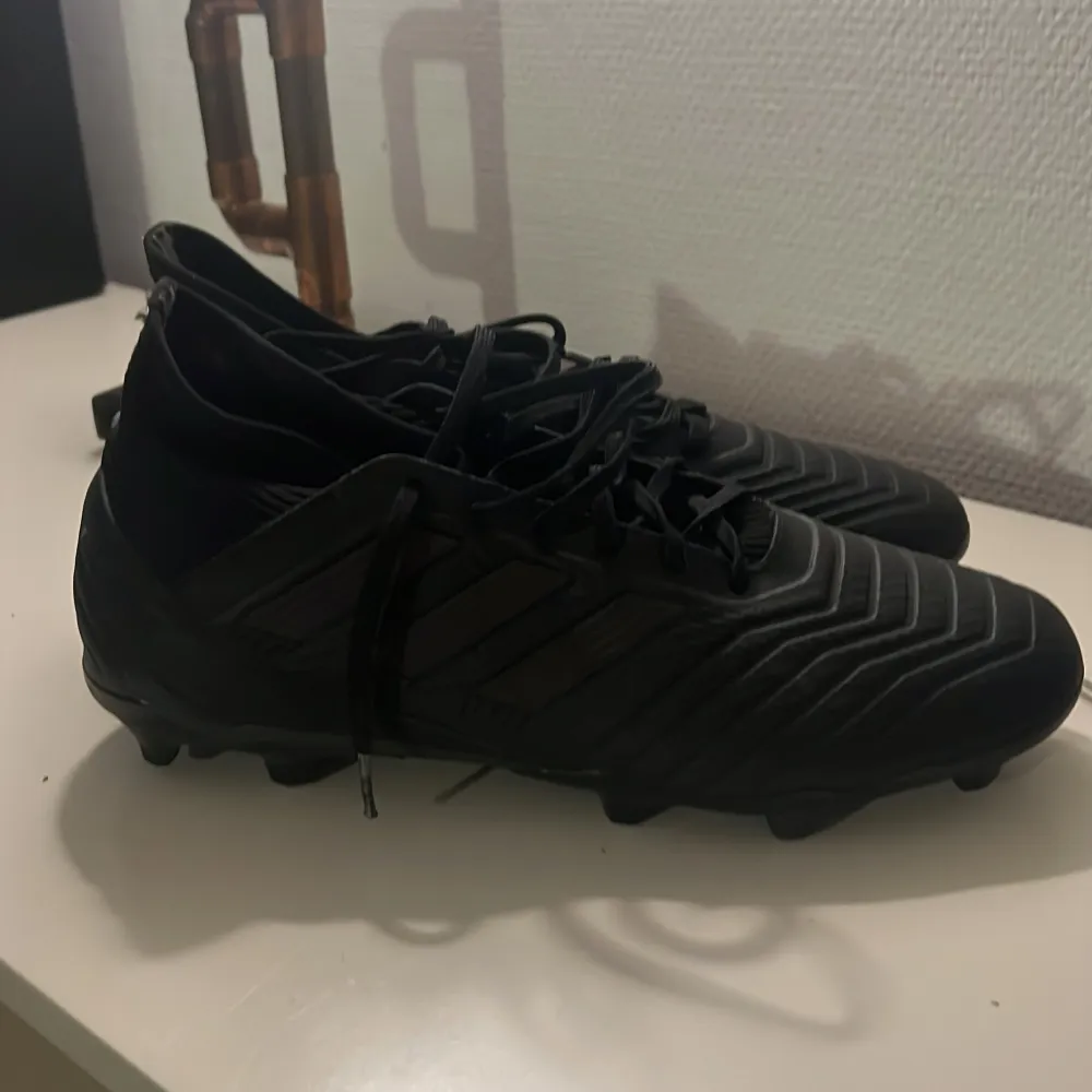 Säljer ett par svarta fotbollsskor från Adidas i mycket bra skick fast använda ett tal gånger . Skor.