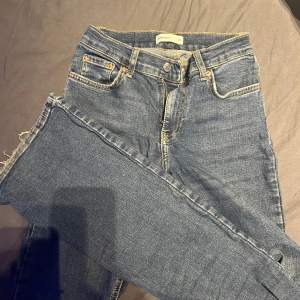 Mörkblåa jeans, bootcut.