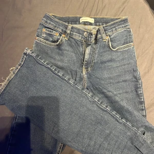 Blå jeans i bra skick - Mörkblåa jeans, bootcut.