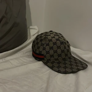 Gucci keps - Hej jag vill sälja min Gucci keps för att jag inte andvänder den ganska mycket. Den är storlek M. Pris kan diskuteras vid snabb affär.
