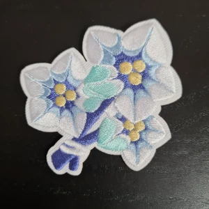 Genshin Lumine blomma Inteyvat stryk-på-lapp  - DIY lapp till plagg. Stryks på. Inteyvat blomma som Lumine har på sitt hår. 