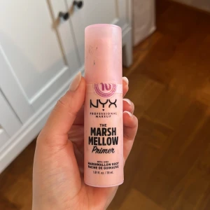 NYX Marshmellow Primer - Säljer en NYX Marshmellow Primer som ger en jämn och mjuk bas för smink. Den kommer i en söt rosa flaska med pumpfunktion för enkel applicering. Perfekt för att förbereda huden och få sminket att hålla längre. Använd några gånger men fortfarande i bra skick!