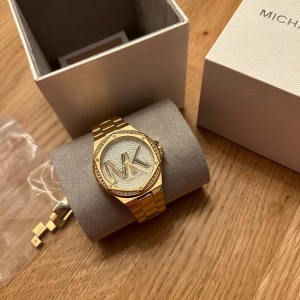 Michael kors klocka  - Ny skick, aldrig använd. Har ni frågor så skriv dm💕