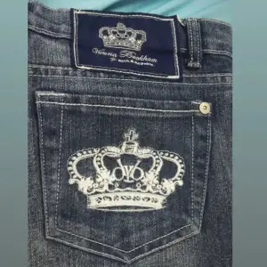 Snygga jeansshorts från Victoria Beckham i mörkblå denim. De har en kronor på bakfickorna. I väldigt braskick storlek xs-s.