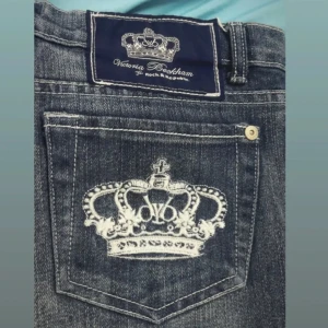Jeansshorts från Victoria Beckham - Snygga jeansshorts från Victoria Beckham i mörkblå denim. De har en kronor på bakfickorna. I väldigt braskick storlek xs-s.