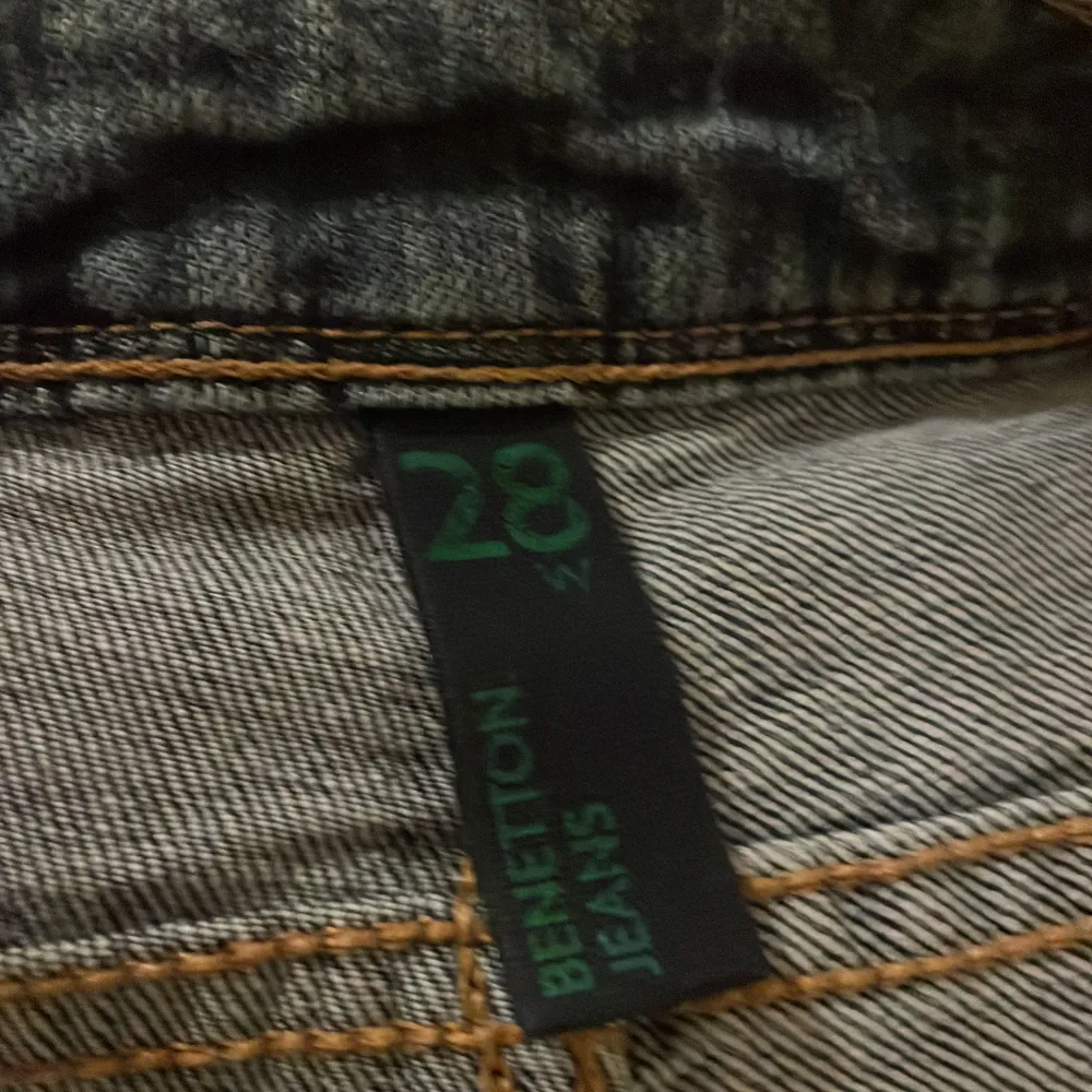 Märke: benetton jeans storlek: w28 jättefin färg verkligen men tyvärr förstora för mig. Skriv för fler frågor om mått mm❤️ Jag är 166cm bra skick!. Farkut & Housut.